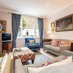 Exquisite Townhouse With Patio