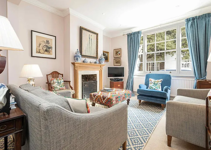 Exquisite Townhouse With Patio