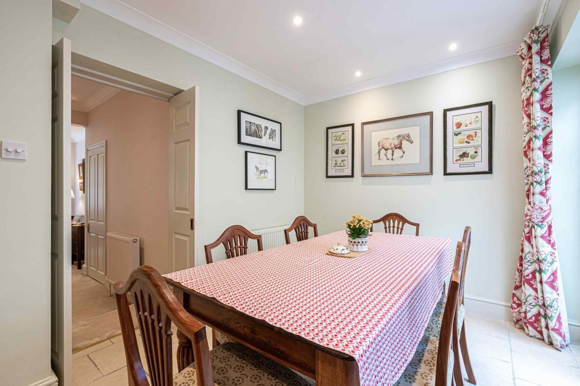 Exquisite Townhouse With Patio *