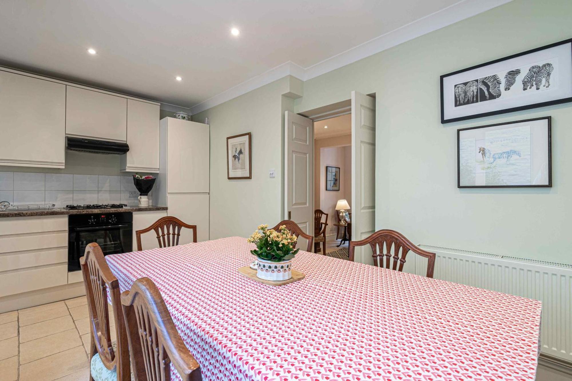 Exquisite Townhouse With Patio London