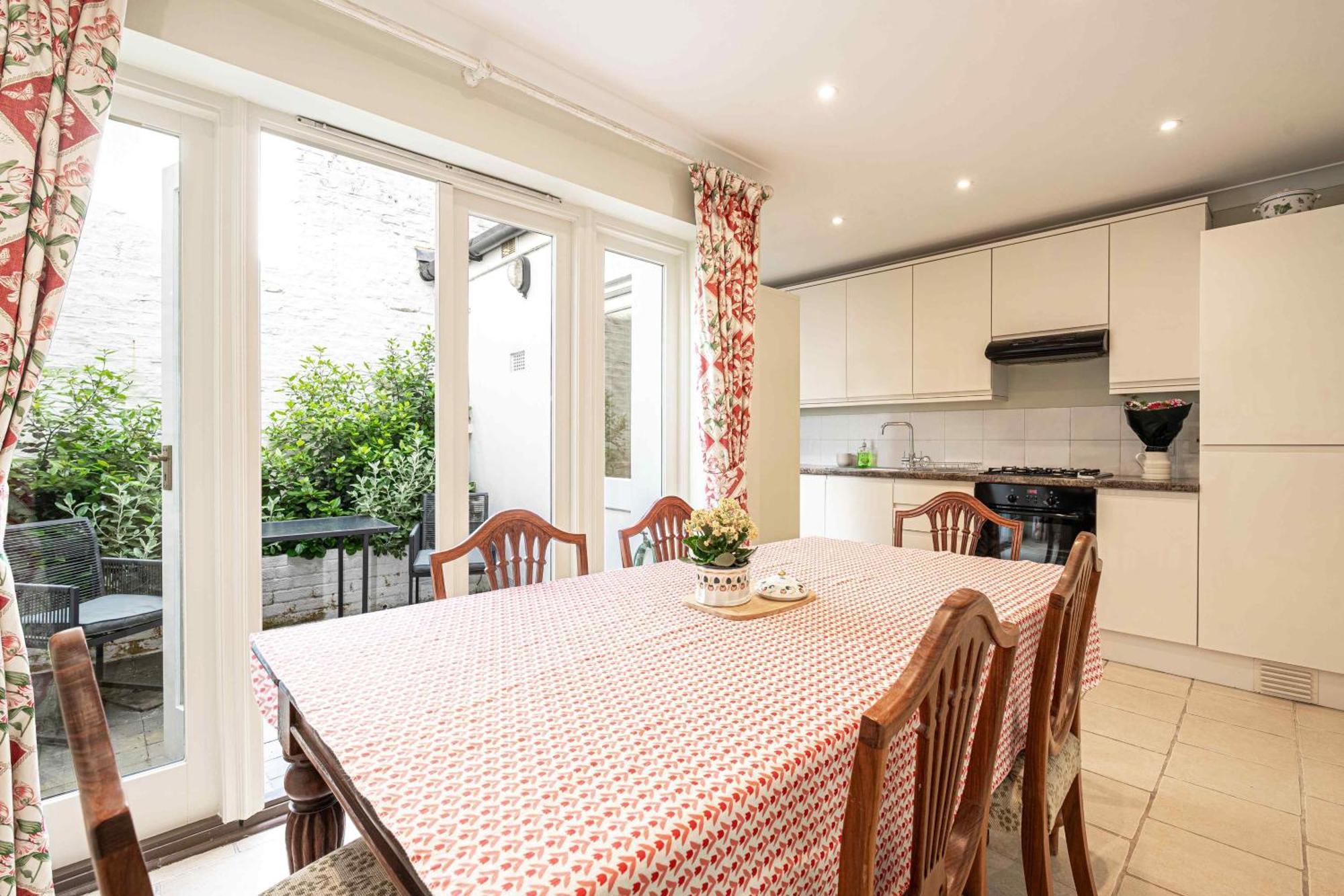 Exquisite Townhouse With Patio Apartment *