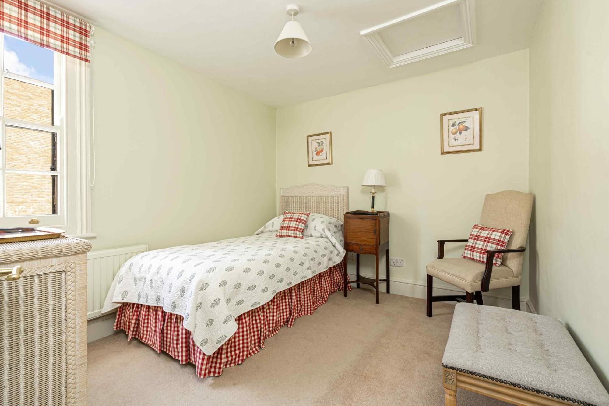 Exquisite Townhouse With Patio London
