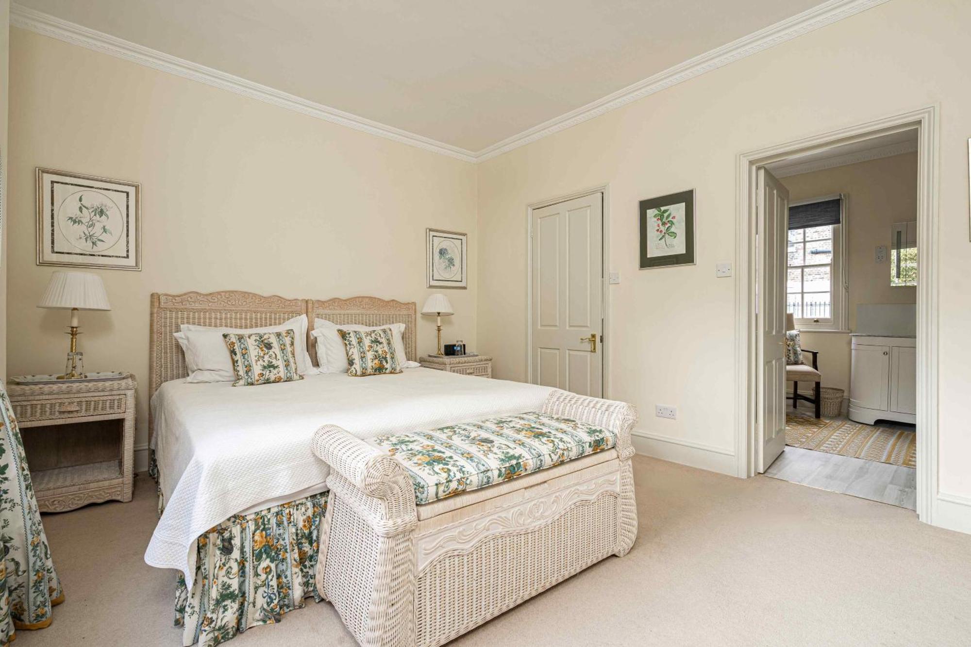 Apartment Exquisite Townhouse With Patio London