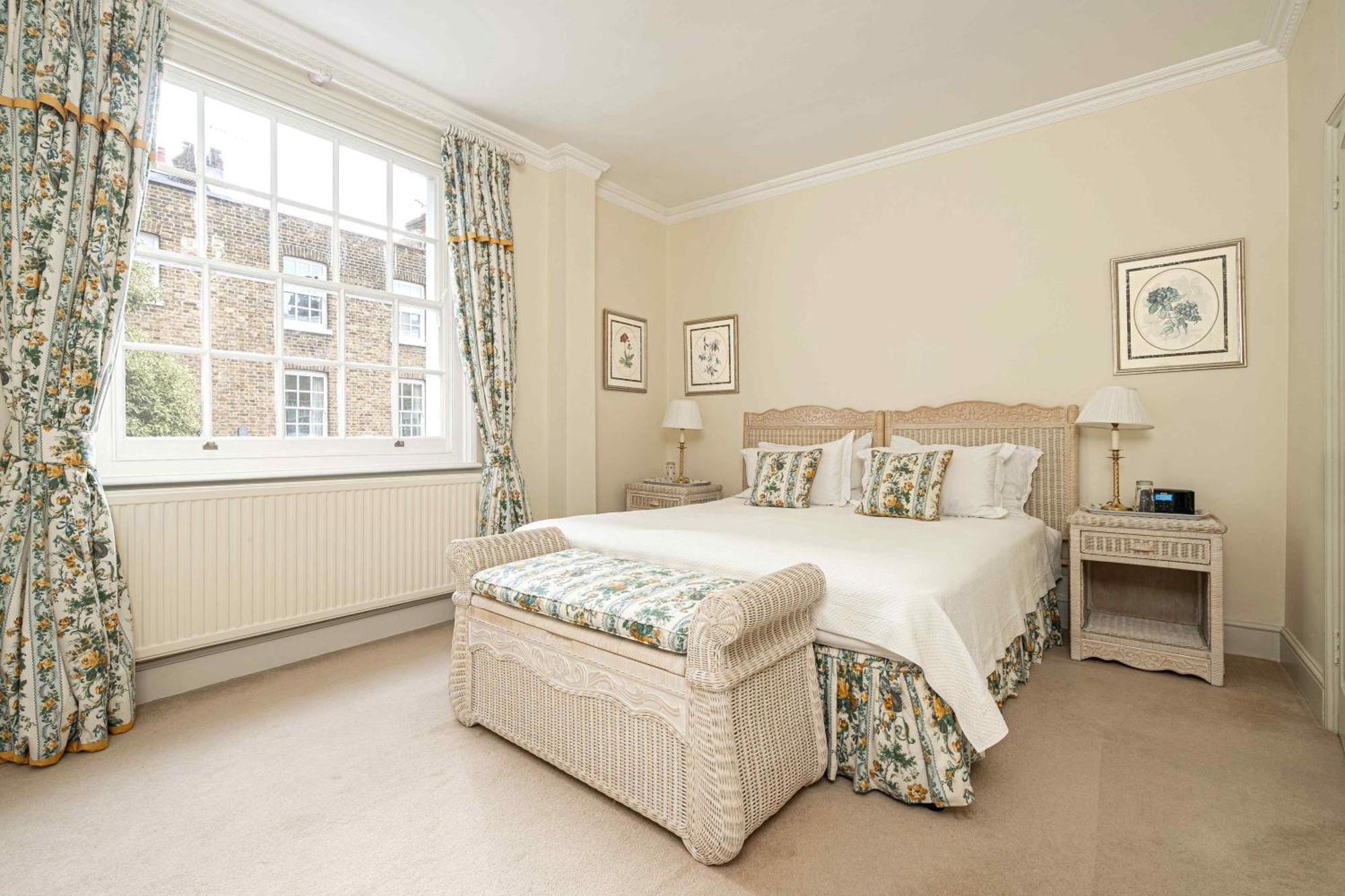 Apartment Exquisite Townhouse With Patio